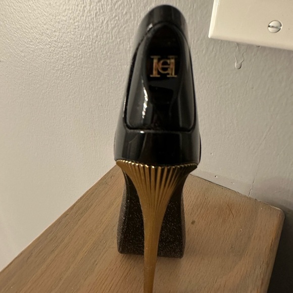 Carolina Herrera good girl Black and Gold Stiletto Perfume FULL Bottle - Picture 2 of 3